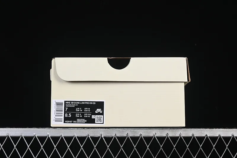 All Categories Nk SB Dunk Series Nk SB Dunk Low Low-top sneakers Supreme x Nike Dunk SB Dunk Low joint black low-top casual skateboard shoes HQ8487-001